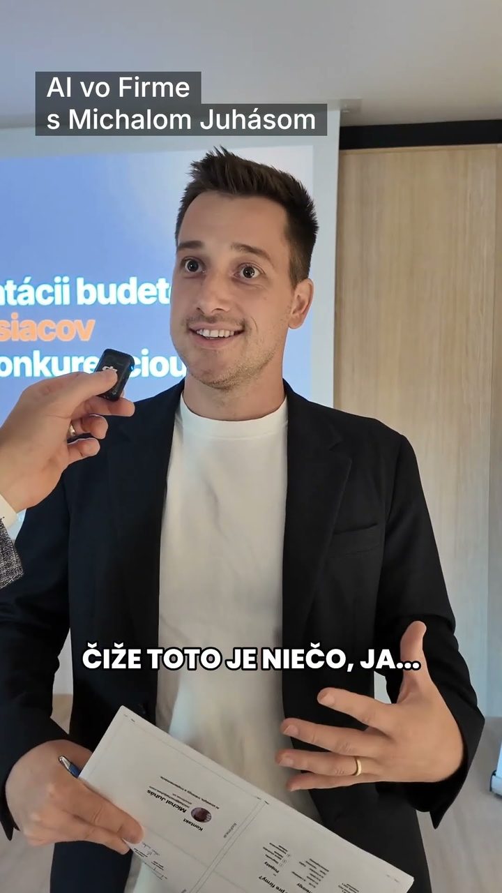 Účastník AI biznis raňajok odpovedá na otázku do mikrofónu