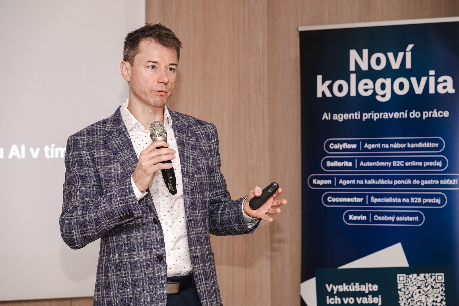 Michal Juhás prednáša pri roll-upe s AI agentmi