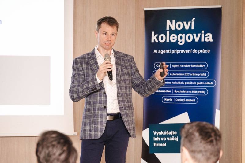 Michal Juhás prednáša s mikrofónom v ruke